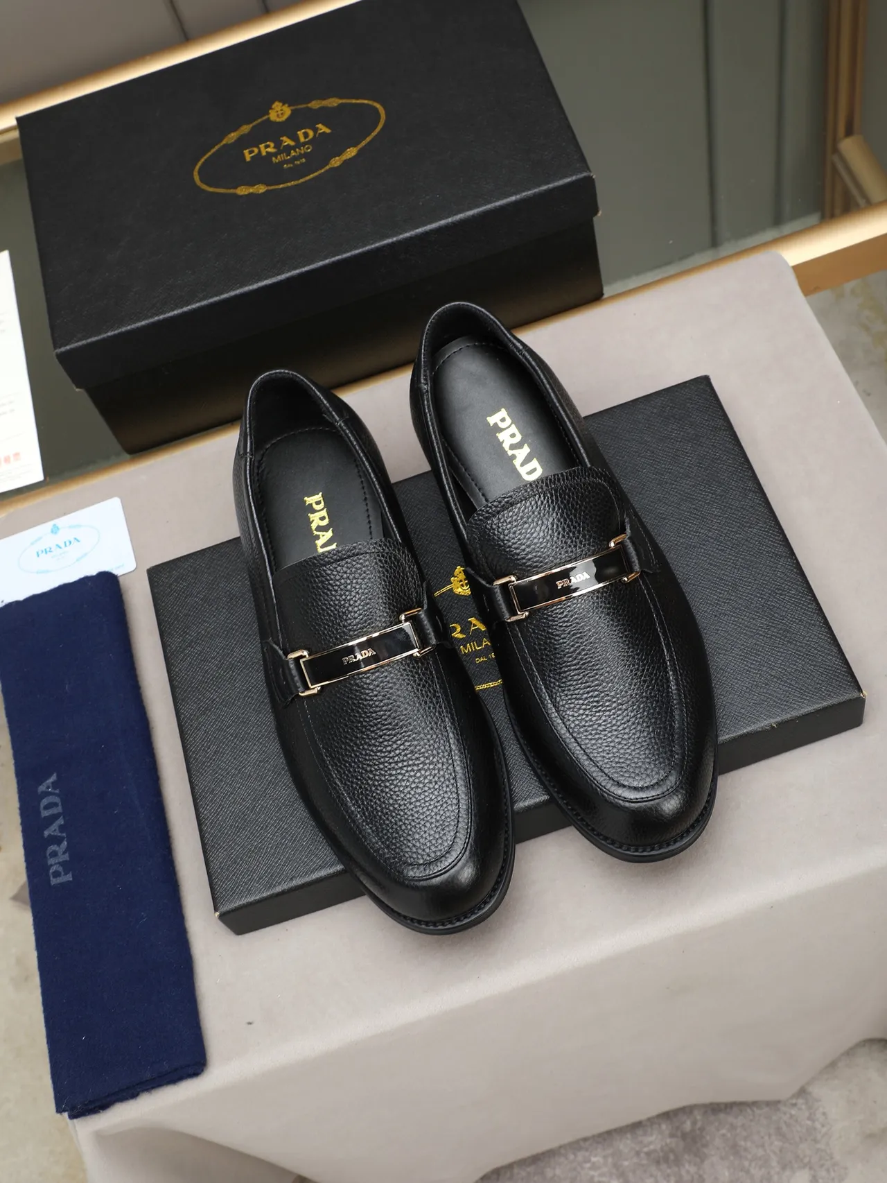 Prada 扣带乐福鞋 黑色粒面皮革乐福鞋 3