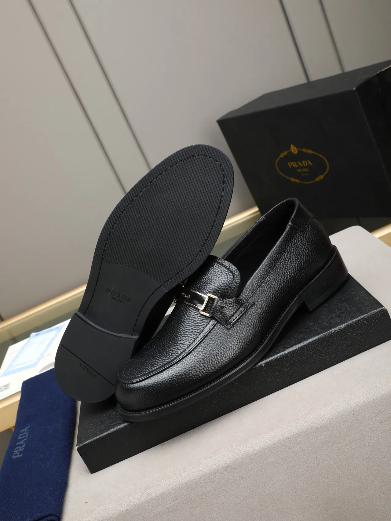 Prada 扣带乐福鞋 黑色粒面皮革乐福鞋 4