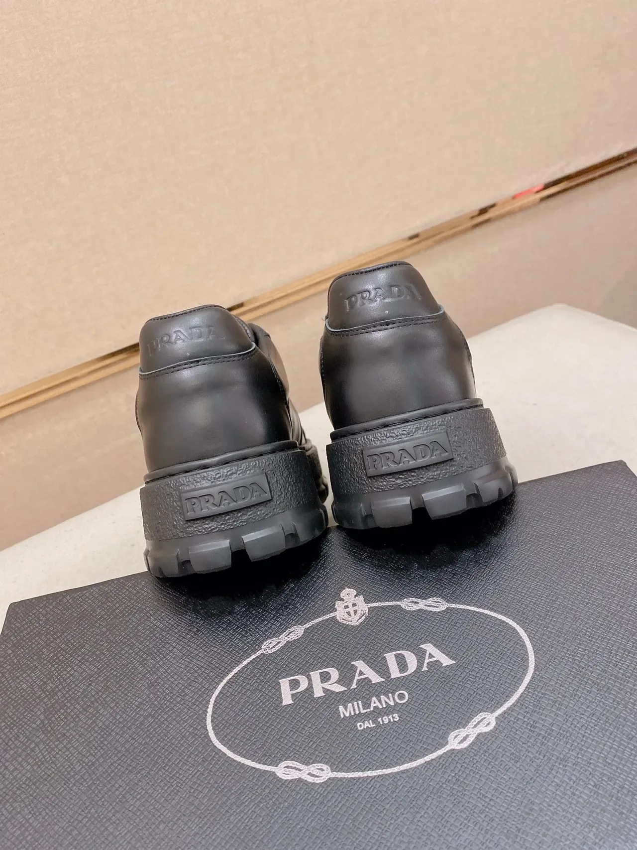 Prada Cloudbust Sneakers Lifestyle Cuir Noir Doré Semelle Plateforme 4