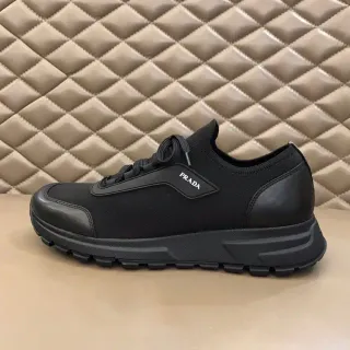 Prada Cloudbust Sneaker Negro con Upper de Knit y Suela Gruesa