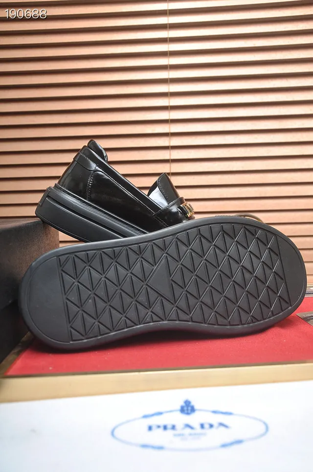 Prada Cloudbust Loafer cuero patentado negro H-Buckle mocasines de plataforma 2