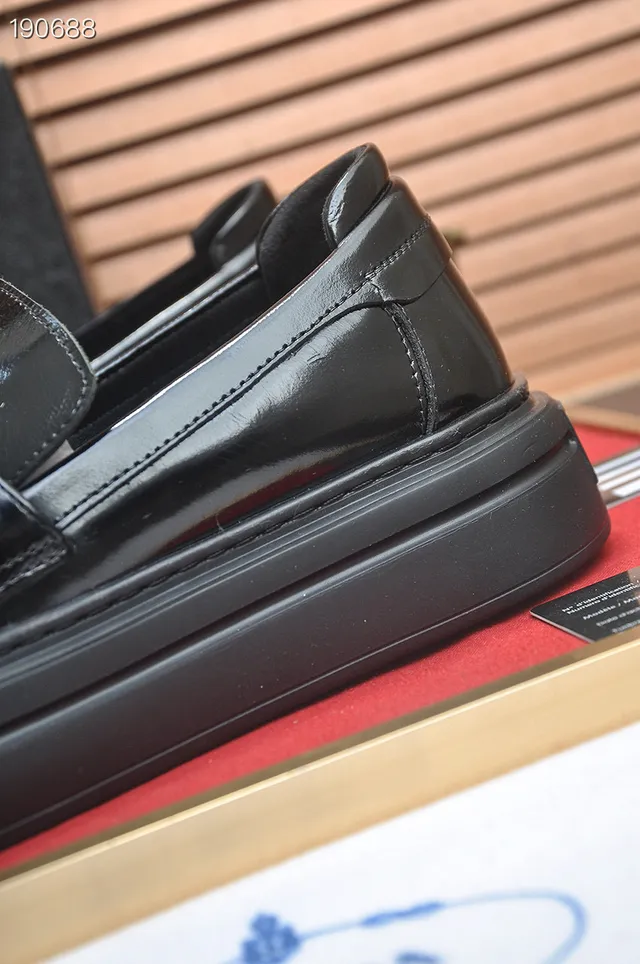 Prada Cloudbust Loafer cuero patentado negro H-Buckle mocasines de plataforma 3