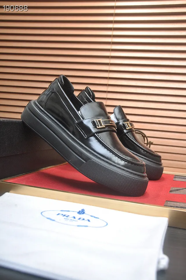 Prada Cloudbust Loafer cuero patentado negro H-Buckle mocasines de plataforma 8
