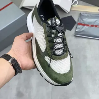 Prada Cloudbust 橄榄绿和白生活方式运动鞋