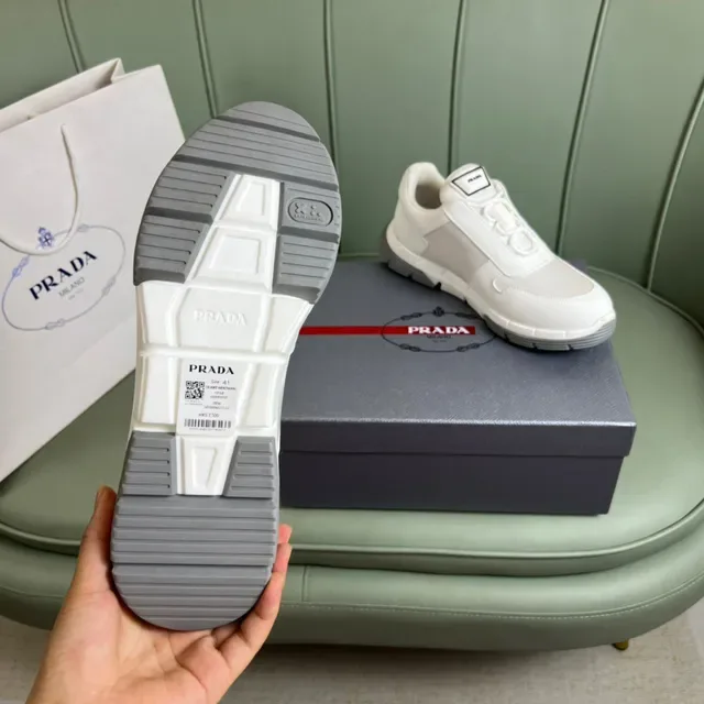 Prada Cloudbust व्हाइट एंड ग्रे लाइफस्टाइल स्नीकर 2