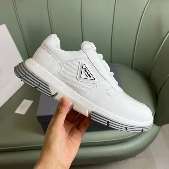 Prada Cloudbust व्हाइट एंड ग्रे लाइफस्टाइल स्नीकर 4