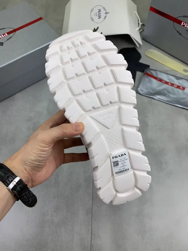 Prada Cloudbust Blanc et Gris Sneakers Lifestyle 2