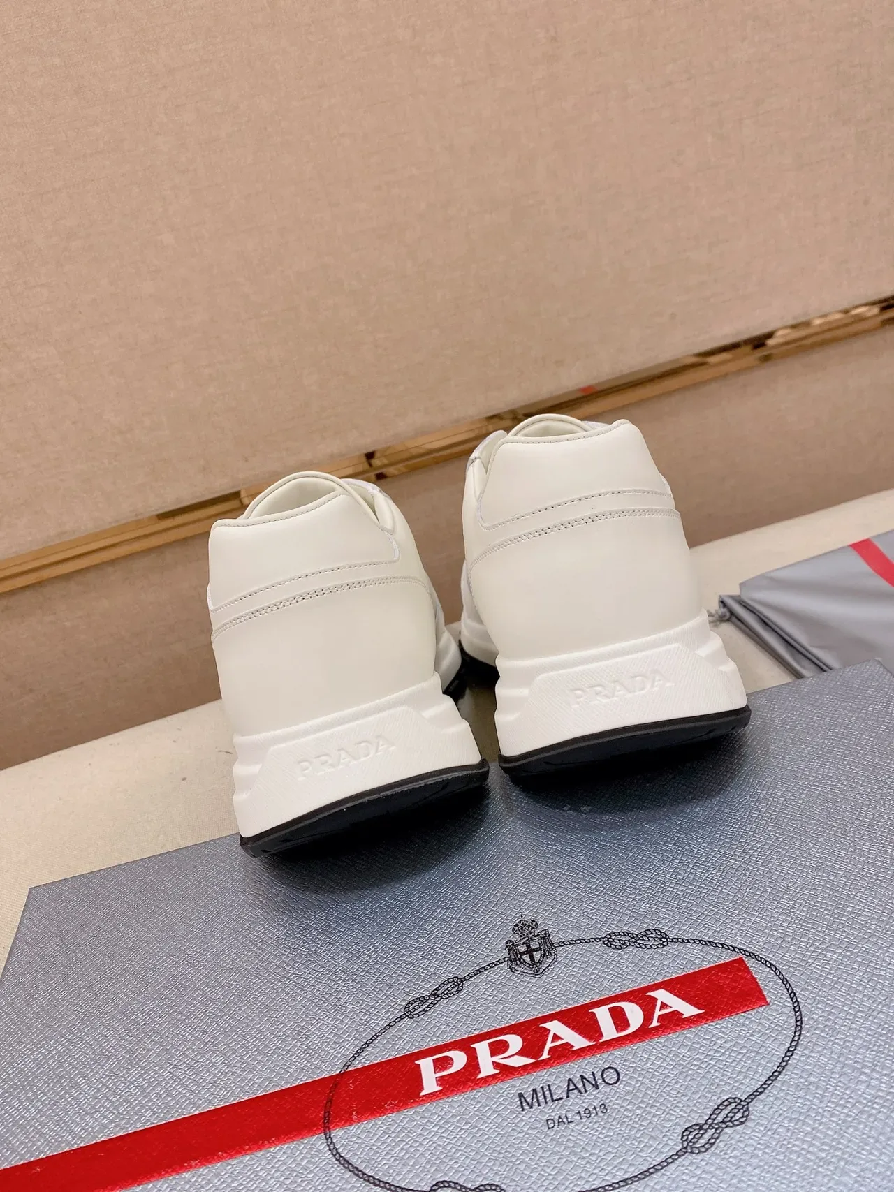 Prada Cloudbust सफेद काला चमड़ी त्रिकोणीय Logo Plaque Lifestyle Sneakers 3