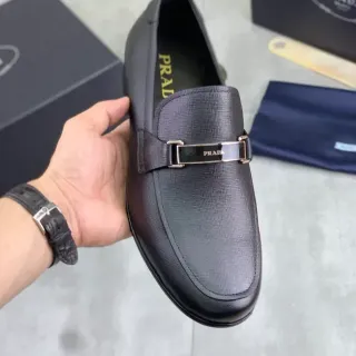 Prada Horsebit Loafer Negro Cuero Texturizado Slip-On Loafer