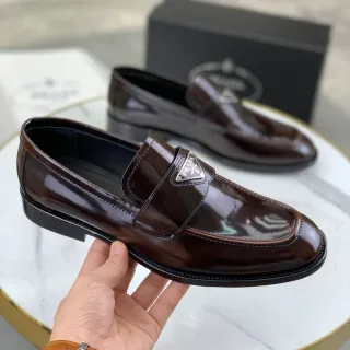 Prada हाई-ग्लॉस भूरा पैटेंट लेदर स्लिप-ऑन लोफर