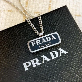 Prada Logo Tag Collar Negro Plateado Rectangular con Esmalte en Inlay