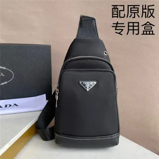 Prada Re-Edition 2005 Bolsa Sling Preta Estruturada de Nylon Bolsa Cruzada