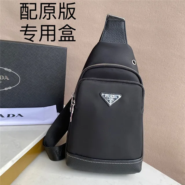 Prada Re-Edition 2005 Bolsa Sling Preta Estruturada de Nylon Bolsa Cruzada 3