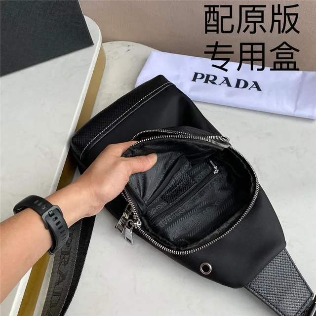 Prada Re-Edition 2005 Bolsa Sling Preta Estruturada de Nylon Bolsa Cruzada 4