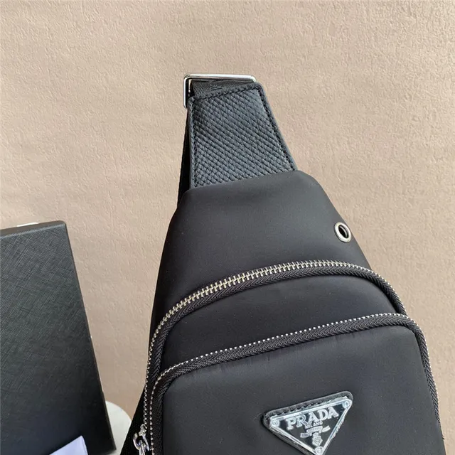 Prada Re-Edition 2005 Bolsa Sling Preta Estruturada de Nylon Bolsa Cruzada 8