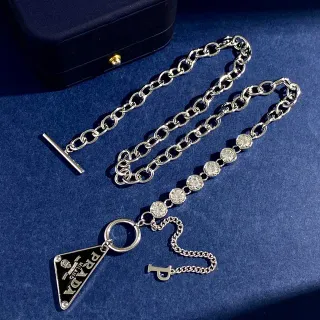 Prada pendentif triangulaire chaîne argentée noire émaillée collier