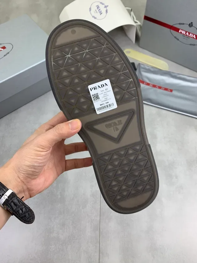 Prada Sneakers Blanc et Noir Cuir Supérieur Semelle Contraste Lifestyle 2