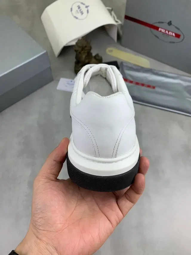 Prada Sneakers Blanc et Noir Cuir Supérieur Semelle Contraste Lifestyle 3