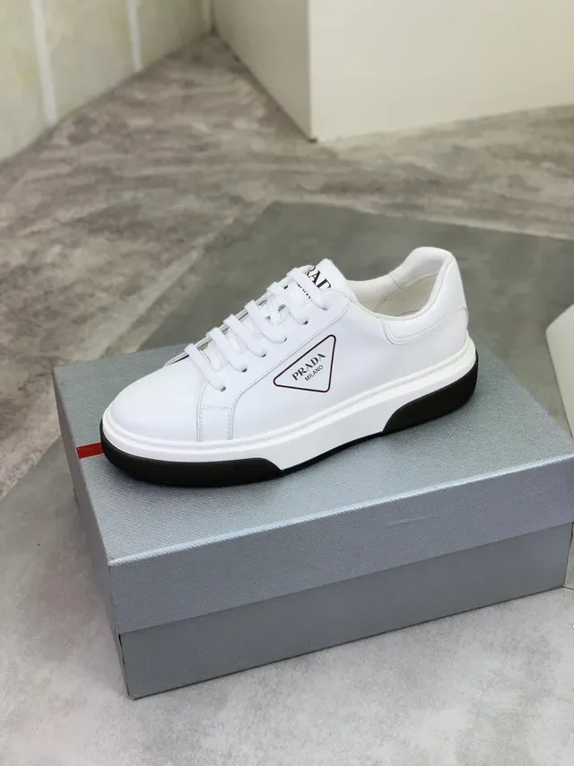 Prada Sneakers Blanc et Noir Cuir Supérieur Semelle Contraste Lifestyle 4