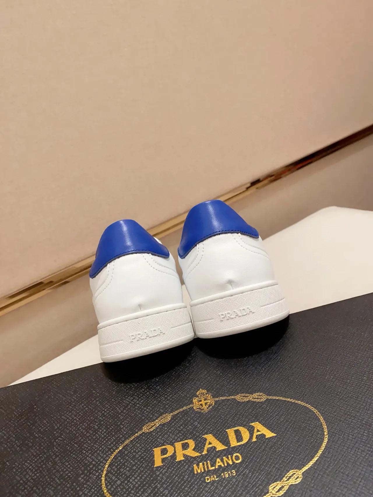 Prada Sneakers Lifestyle Blanc et Bleu en Cuir Supérieur avec Accent Talon 2