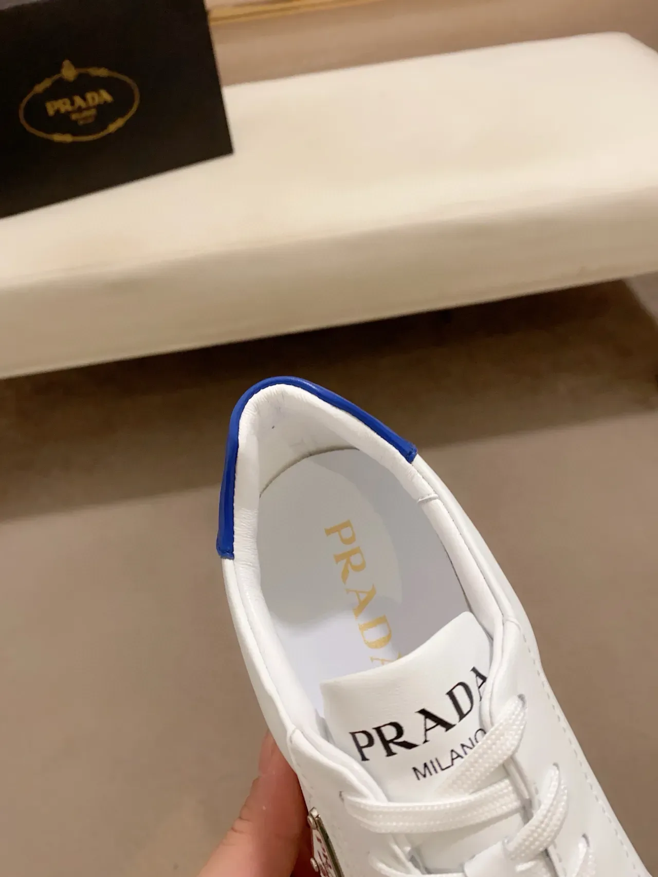 Prada Sneakers Lifestyle Blanc et Bleu en Cuir Supérieur avec Accent Talon 3