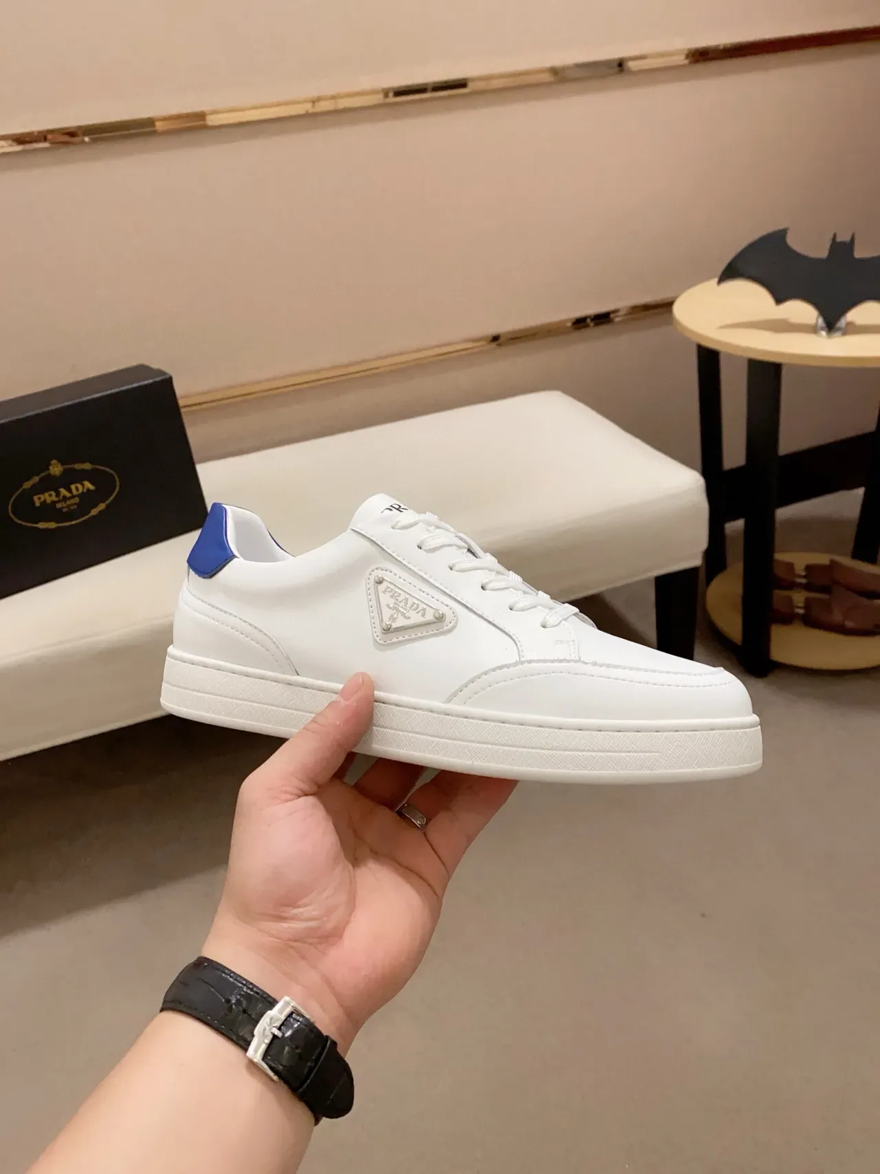 Prada Sneakers Lifestyle Blanc et Bleu en Cuir Supérieur avec Accent Talon 4