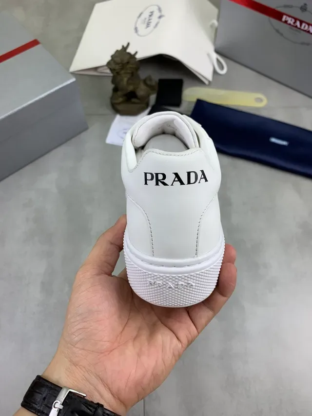 Prada সাদা মিনিমালিস্ট মসৃণ চামড়া লাইফস্টাইল স্নিকার 3