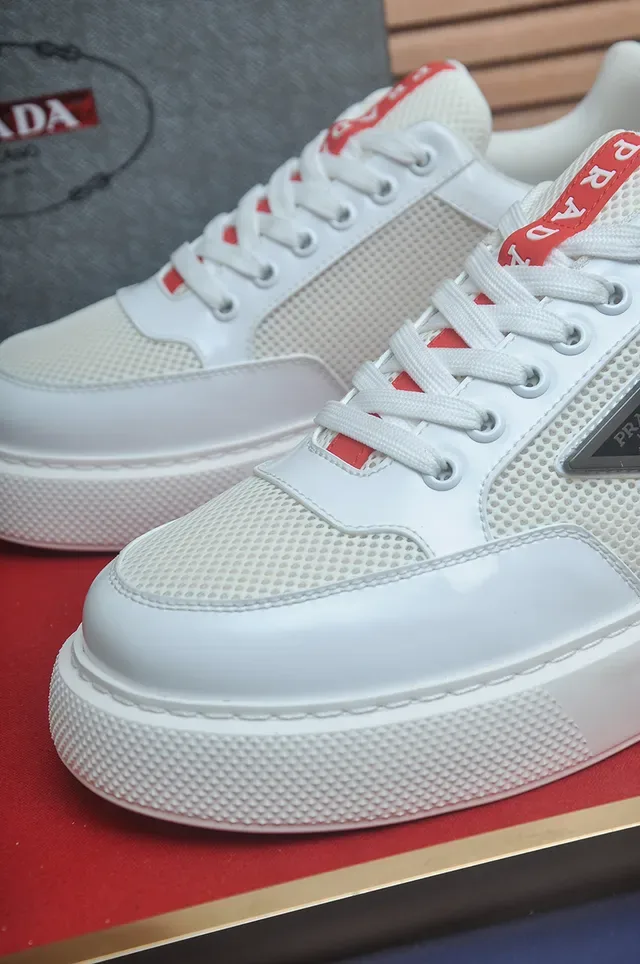 Prada Sneakers Lifestyle Blancs et Rouges en Cuir et Maille Semelle Plateforme Épaisse Texturée 2