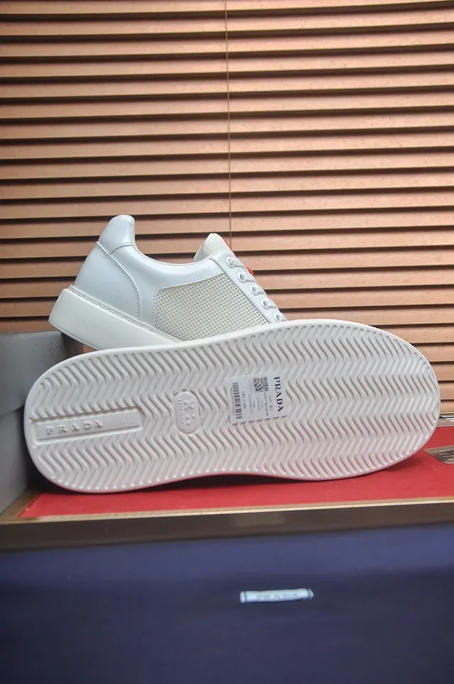 Prada Sneakers Lifestyle Blancs et Rouges en Cuir et Maille Semelle Plateforme Épaisse Texturée 3