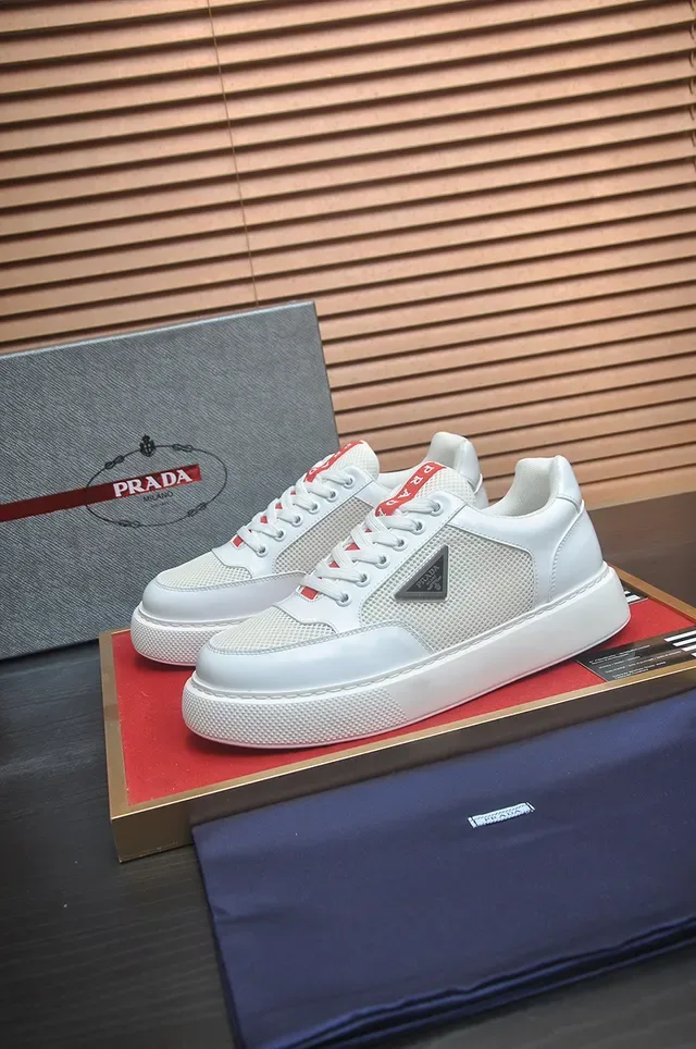 Prada Sneakers Lifestyle Blancs et Rouges en Cuir et Maille Semelle Plateforme Épaisse Texturée 4
