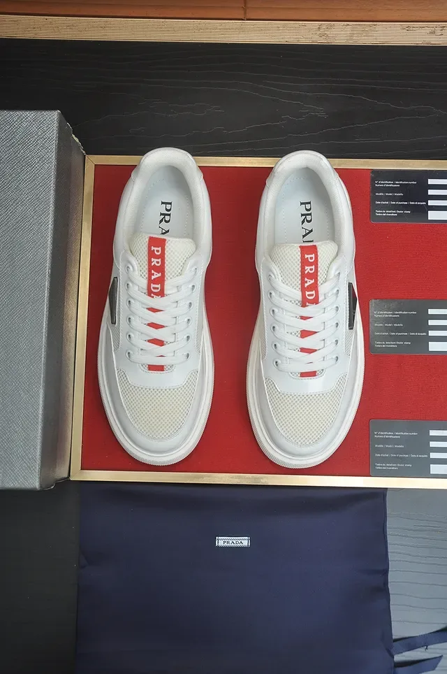 Prada Sneakers Lifestyle Blancs et Rouges en Cuir et Maille Semelle Plateforme Épaisse Texturée 5