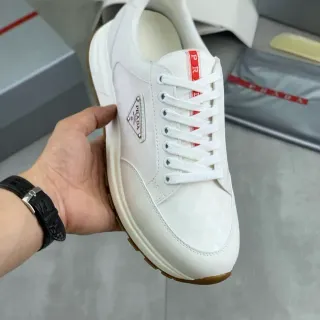 Prada সাদা লাল কুইল্টেড উপর ত্রিকোণীয় ধাতু লোগো প্লেক জীবনশৈলী স্নিকার