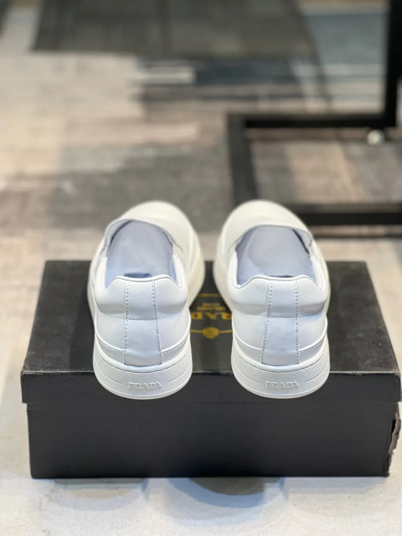 Prada Chaussures Slip-On Minimalistes Blanches Casuales 2