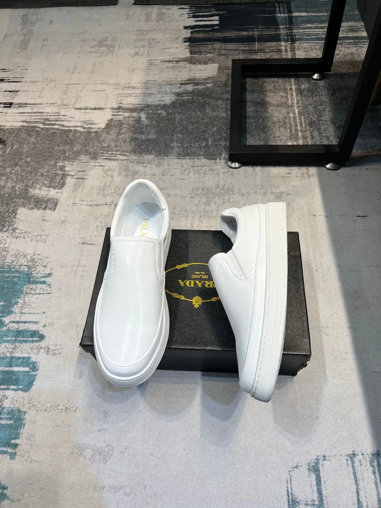 Prada Chaussures Slip-On Minimalistes Blanches Casuales 3
