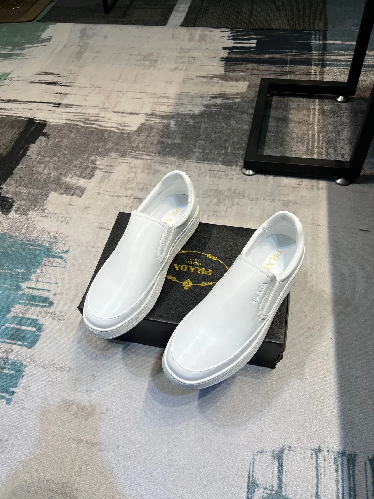 Prada Chaussures Slip-On Minimalistes Blanches Casuales 4