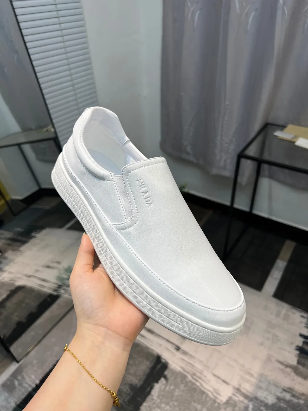 Prada Chaussures Slip-On Minimalistes Blanches Casuales 5