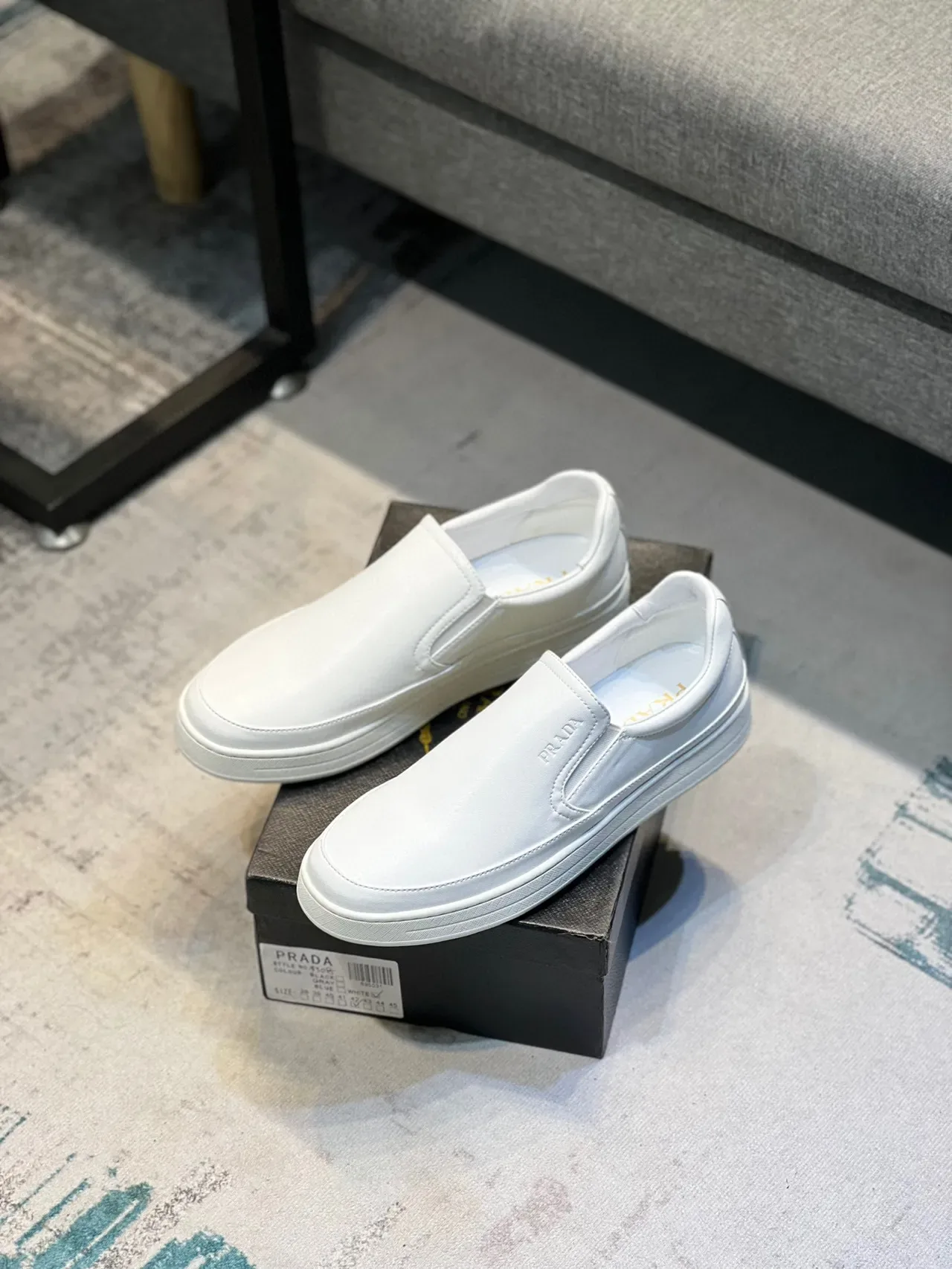 Prada Chaussures Slip-On Minimalistes Blanches Casuales 6