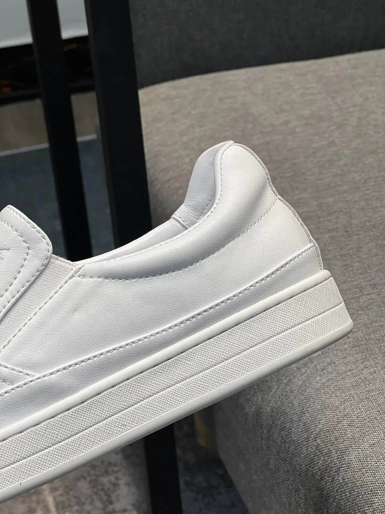 Prada Chaussures Slip-On Minimalistes Blanches Casuales 7