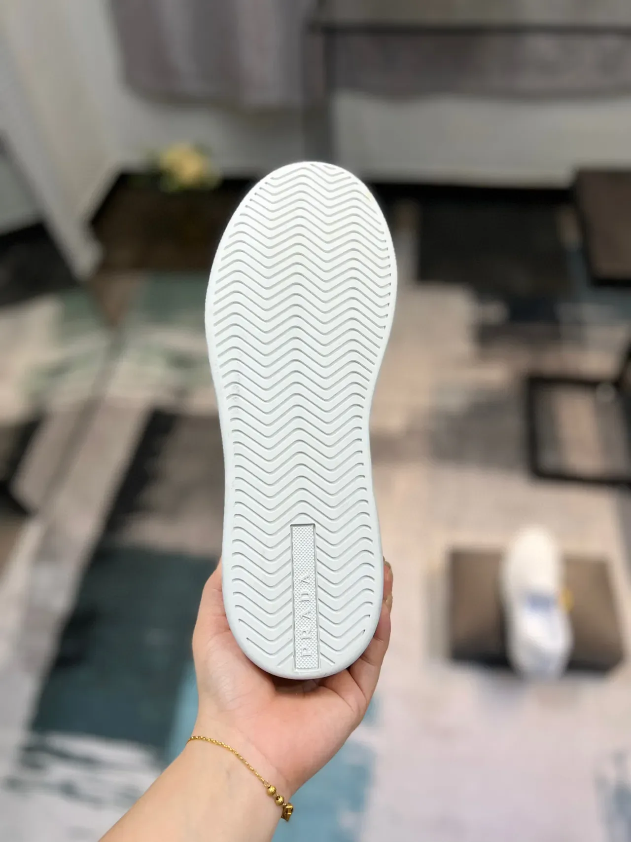 Prada Chaussures Slip-On Minimalistes Blanches Casuales 8