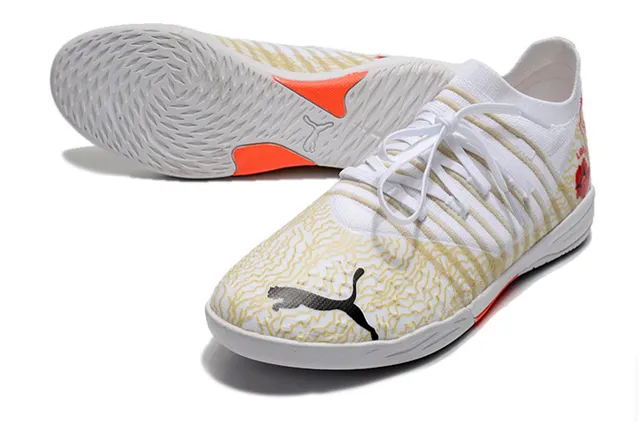 Puma Chaussures de soccer indoor à upper en knit blanc et orange, overlays rayés beige 19