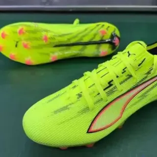 Puma 黄色黑色霓虹合成上层图形叠加钉地足球鞋