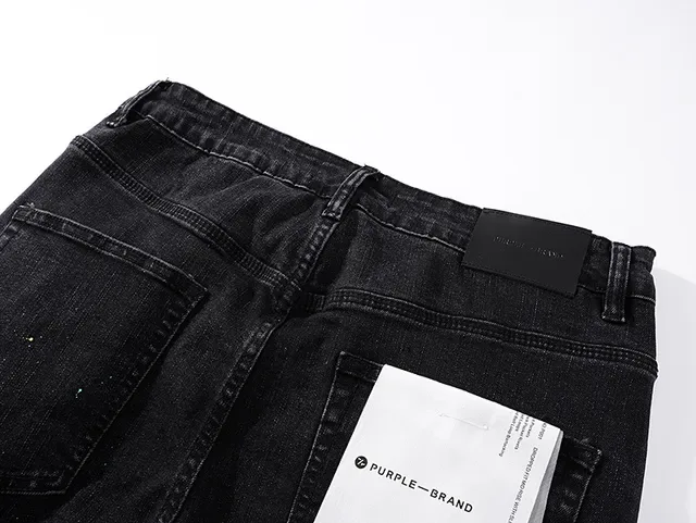 Jeans de Denim Preto Distressed com salpicaduras de tinta da marca Purple Brand 5