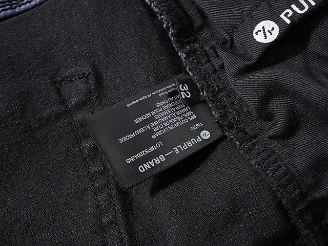 Jeans de Denim Preto Distressed com salpicaduras de tinta da marca Purple Brand 10