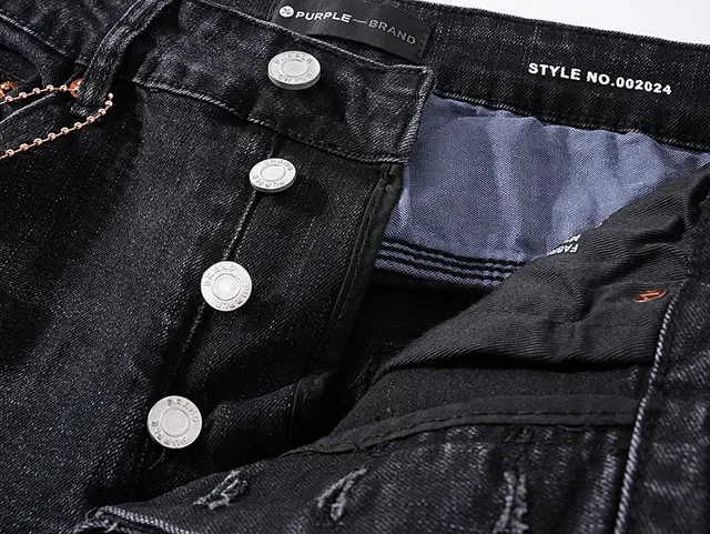 Jeans de Denim Preto Distressed com salpicaduras de tinta da marca Purple Brand 11