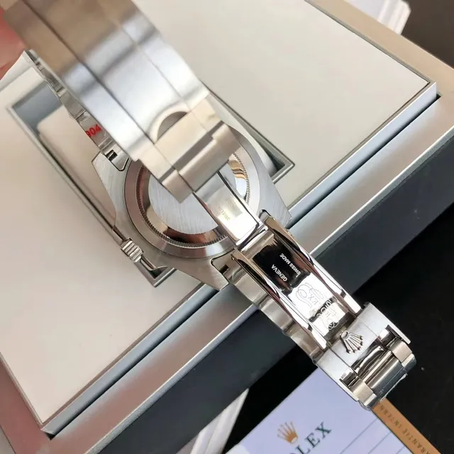 Rolex Submariner चाँदी ब्रश वाले स्टेनलेस स्टील Oyster-Style Case यांत्रिक घड़ी 4