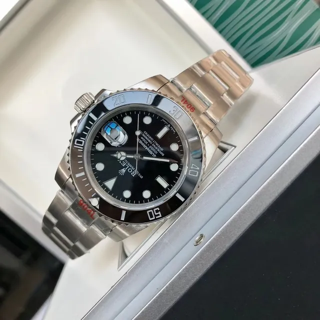 Rolex Submariner चाँदी ब्रश वाले स्टेनलेस स्टील Oyster-Style Case यांत्रिक घड़ी 9