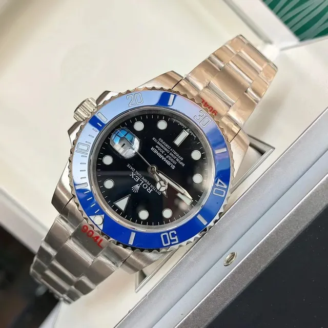 Rolex Submariner चाँदी ब्रश वाले स्टेनलेस स्टील Oyster-Style Case यांत्रिक घड़ी 11