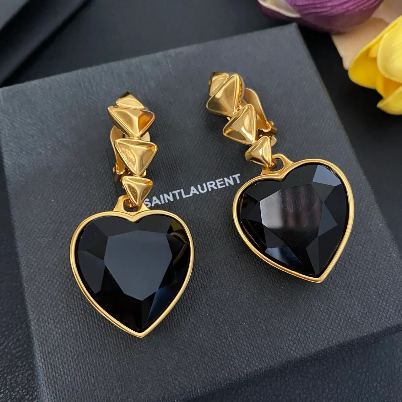 Saint Laurent काले सोने की धातु फेसेटेड हार्ट स्टोन कान की मूंगरी 7