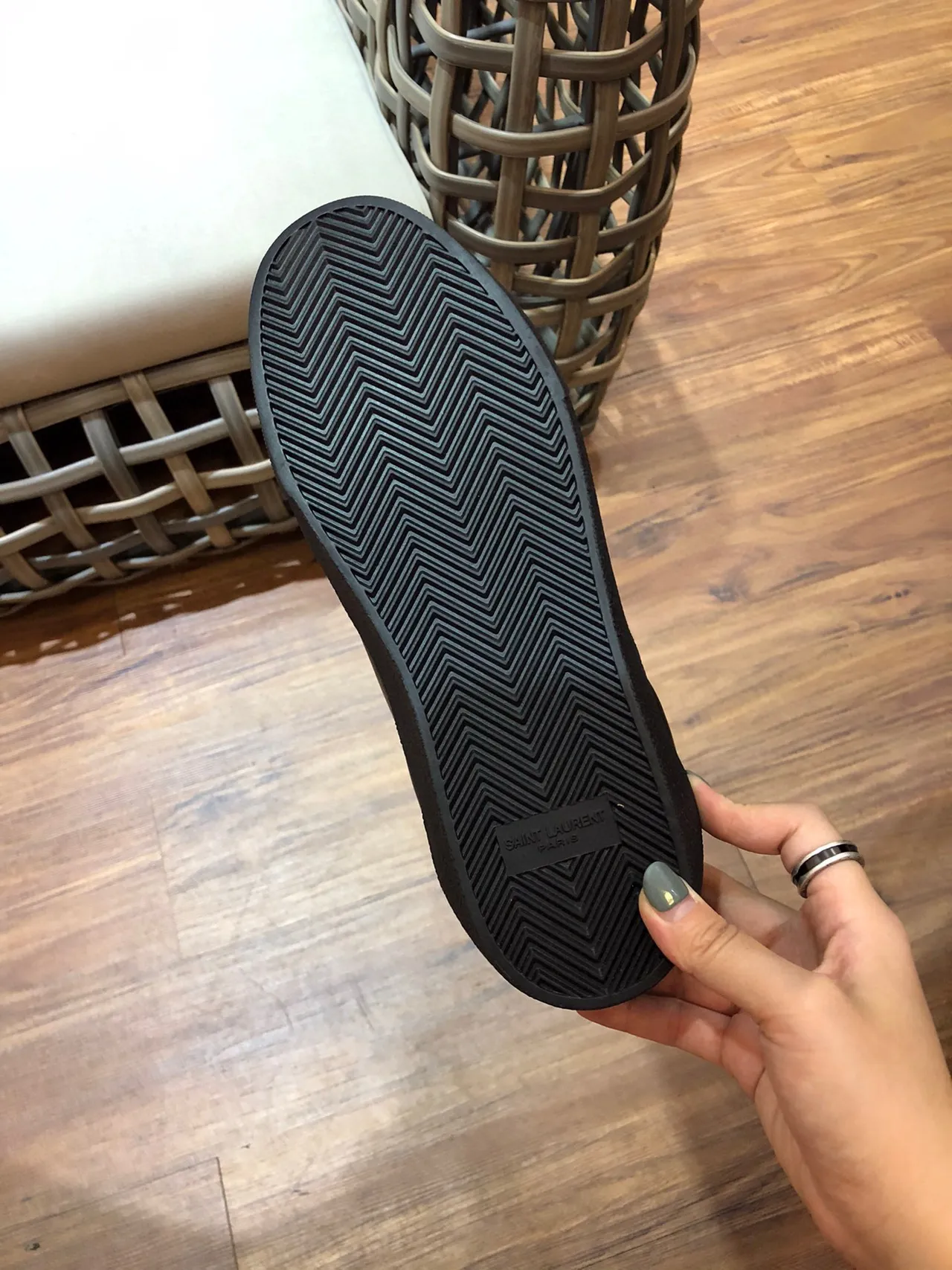 Saint Laurent Tênis lifestyle de couro preto minimalista com branding embossado 2