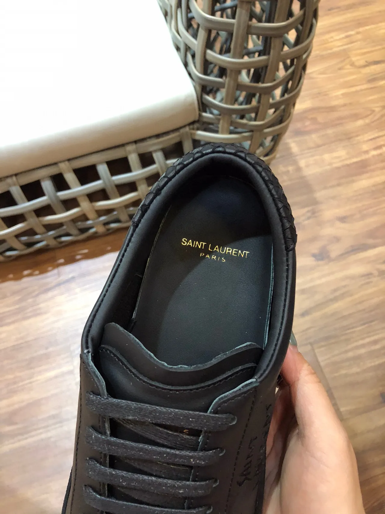 Saint Laurent Tênis lifestyle de couro preto minimalista com branding embossado 3